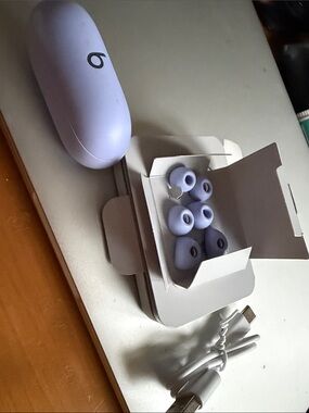 Beats by Dre Lavender Ear Tips with Matching Charging Case